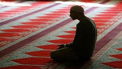 حكم تأخير الصلاة عن أول وقتها لعذر