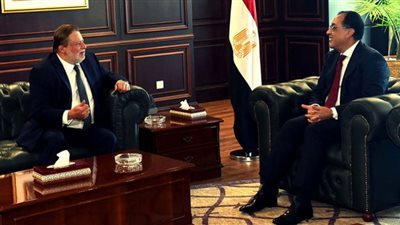 رئيس الوزراء يلتقي القائم بأعمال محافظ البنك المركزي المصري