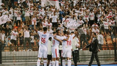 لاعبو الزمالك يحتفلون مع الجماهير بعد الفوز على سيراميكا