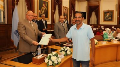 محافظ القاهرة يسلم تصريح تشغيل لـ ٣٠ كشك أسفل محور شينزو آبى بمدينة الأمل