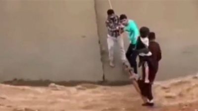 شاهد.. لحظة إنقاذ طفل حاصرته السيول