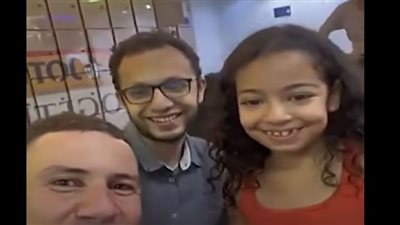 مكة محمد صلاح في ظهور نادر: مبتسمة زي أبوها (شاهد)