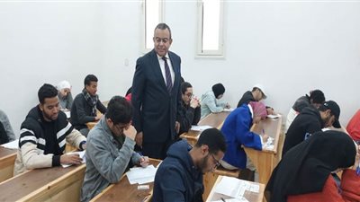 رئيس جامعة بني سويف التكنولوجية يتفقد امتحانات الفصل الدراسي الأول