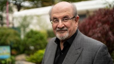 سلمان رشدي يفقد البصر بإحدى عينيه بعد حادث الطعن