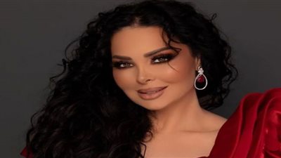 ديانا كرزون تخطف الأضواء بالريش الناعم والمكياج الصاخب