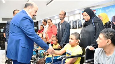 محافظ أسوان يسلم 20 كرسي متحرك وماكينات خياطة