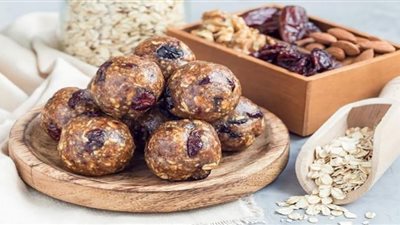 اصنعي كرات الطاقة بالمكسرات للدايت