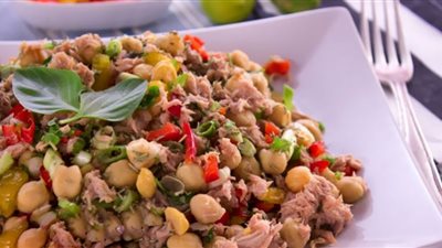 طريقة عمل سلطة التونة بالحمص والخضار