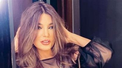 سميرة سعيد تتألق بالأسود والإكسسوارات الذهبية