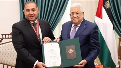 رئيس فلسطين يمنح سفير مصر فى رام الله وسام القدس