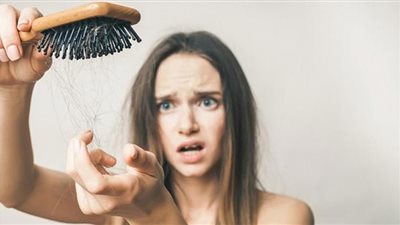 تساقط الشعر في فترة انقطاع الطمث.. طبيب يكشف السر