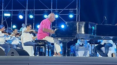 عمر خيرت فى الساحل الشمالى.. الحفل كامل العدد