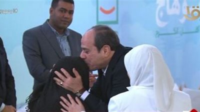 السيسي يقبل رأس مسنة ويتناول وجبة الإفطار مع أهالي قرية أم دومة