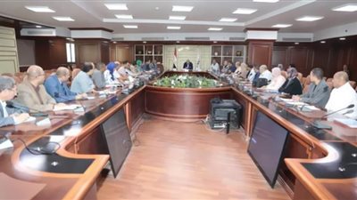 محافظ بني سويف يبحث سبل تعظيم الإيرادات للحفاظ على حق الدولة