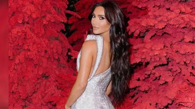 صدمة كبرى .. كيم كارداشيان تظهر بشعرها الحقيقي على تيك توك