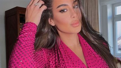 ياسمين صبري تستعرض أنوثتها بفستان من الريش في دبي