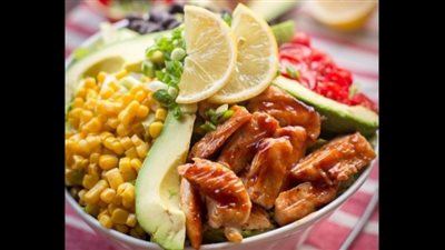 جددي سفرتك وقدمي سلطة الدجاج بصوص الرانش والباربكيو