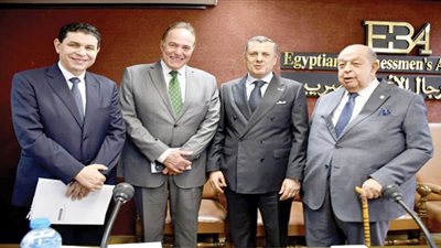وزير السياحة والآثار يستعرض العناوين الرئيسية لمسودة الاستراتيجية الوطنية للسياحة