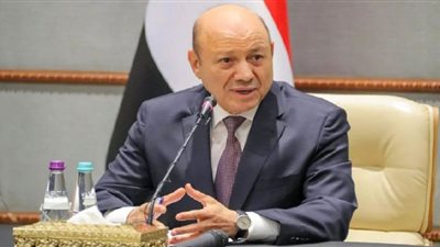 العليمي يصل للرياض في زيارة تستغرق أيام لبحث جهود إحلال السلام بالبلاد