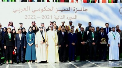 رئيس هيئة قناة السويس يتسلم جائزة التميز الحكومي