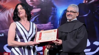 تكريم هبة عبد الغني من المركز الكاثوليكي عن دورها في 