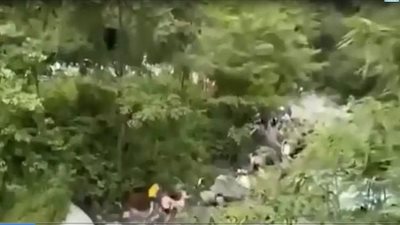 مصرع 7 سائحين بسبب مياه الفيضانات فى الصين (شاهد)