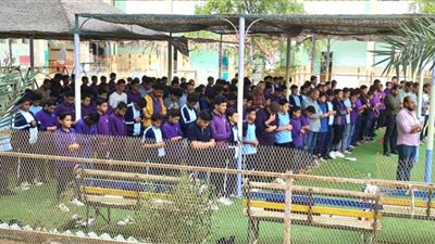 الطلاب يؤدون صلاة الكسوف بإحدى مدارس الفيوم