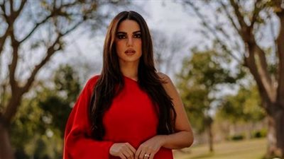 درة زروق تتألق بالأحمر وسط الطبيعة (صور)