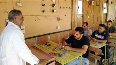 دورة تدريبية في مجال الكهرباء للشباب بالوادي الجديد.. صور