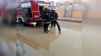 جهود مكثفة لرجال الشرطة لمساعدة المواطنين على مواجهة الطقس السيء