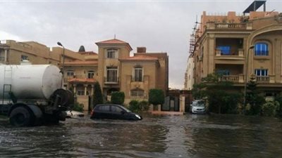 غرق التجمع الخامس فى شبر مياه والأهالى يستغيثون بالمحافظ