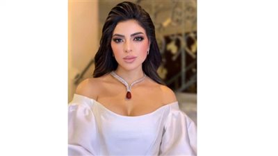 بالفوشيا..ميرنا جمال بإطلالة أنثوية مبهجة