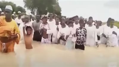 السودانيون يبحثون عن أماكن لدفن ضحايا الفيضانات (شاهد)