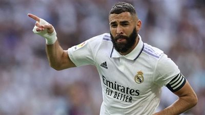 كريم بنزيما يقود هجوم ريال مدريد أمام فيا ريال في بطولة الدوري الإسباني