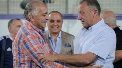 الخطيب يؤازر بعثة الأهلي قبل لقاء السوبر