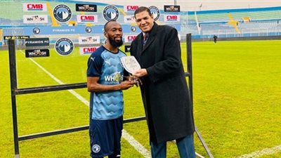 بلاتي توريه يٌتوج بجائزة أفضل لاعب في مباراة بيراميدز وغزل المحلة