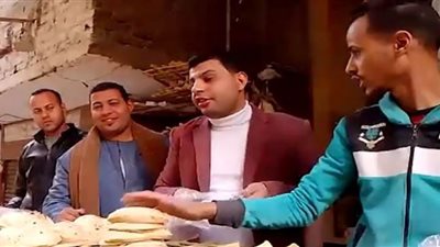توزيع العيش السياحي مجانًا.. وصاحب المخبز: حاولت أقدر ظروف الغلابة