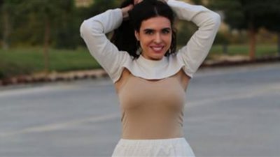 الراقصة دينا تروج للماركة الخاصة بها بملابس مكشوفة| صور