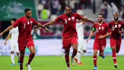 قطر تتقدم بهدفين على الكويت في الشوط الأول من خليجي 25