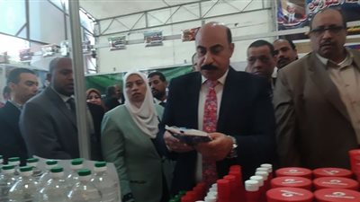 محافظ أسوان يفتتح معرض