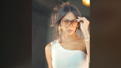 إنجي كيوان تواكب الموضة بالأبيض المكشوف ومكياج ترابي| صور