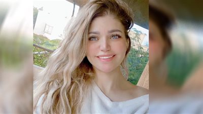 ياسمين الخطيب تخطف الأنظار بالأبيض والأوف شولدر