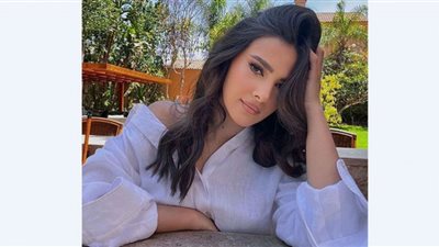 دنيا سمير غانم تهوس جمهورها بمكياج ترابي وفستان أبيض