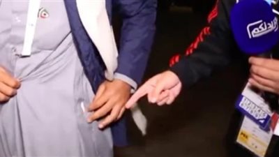 سرقة مسئول كويتي بطريقة غريبة في افتتاح خليجي 25 (فيديو)