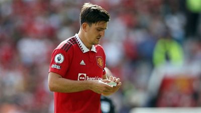 إريك تين هاج يفكر في إقصاء ماجواير من تشكيل مانشستر يونايتد أمام ليفربول