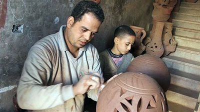 الحرف اليدوية.. صناعة تراثية تنافس العالمية