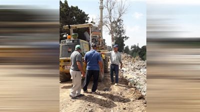 رفع نواتج تطهير الترع على الطرق العامة بشربين