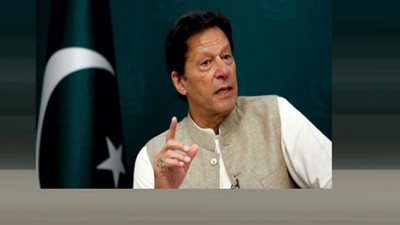 أنصار عمران خان يتجمعون أمام منزله لمنع اعتقاله (شاهد)