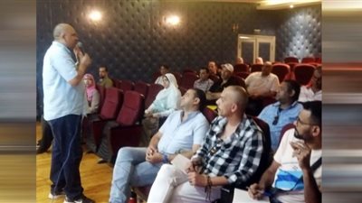 فن ما بعد الحداثة يسعى إلى تقديم قواعد جمالية جديدة .. أستاذ مسرح يوضح