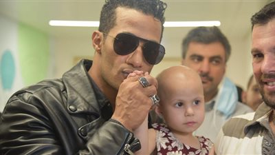 محمد رمضان يزور مستشفى لعلاج سرطان الأطفال (صور)